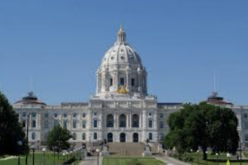 A front view picture of the Minnesota Capitol building on an especially sunny day